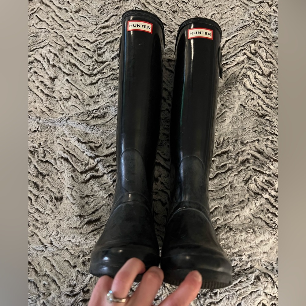 Cute black hunter boots size 8 some wear